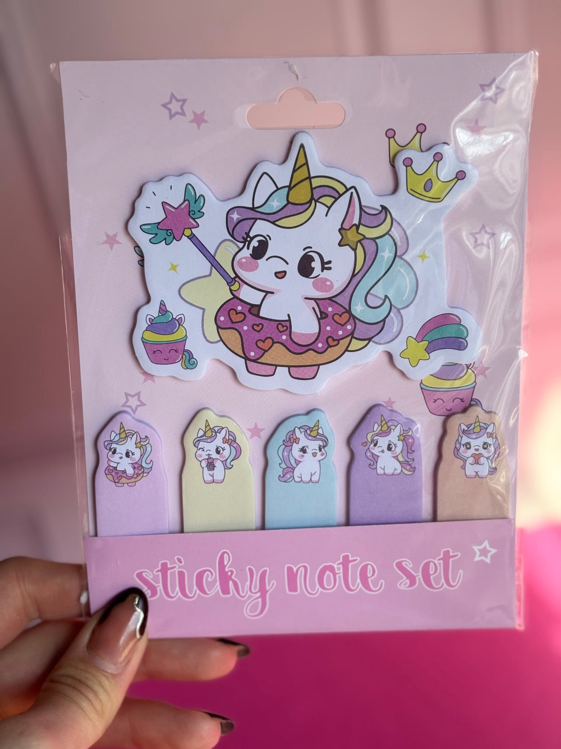 Block de notas y banderitas unicornio