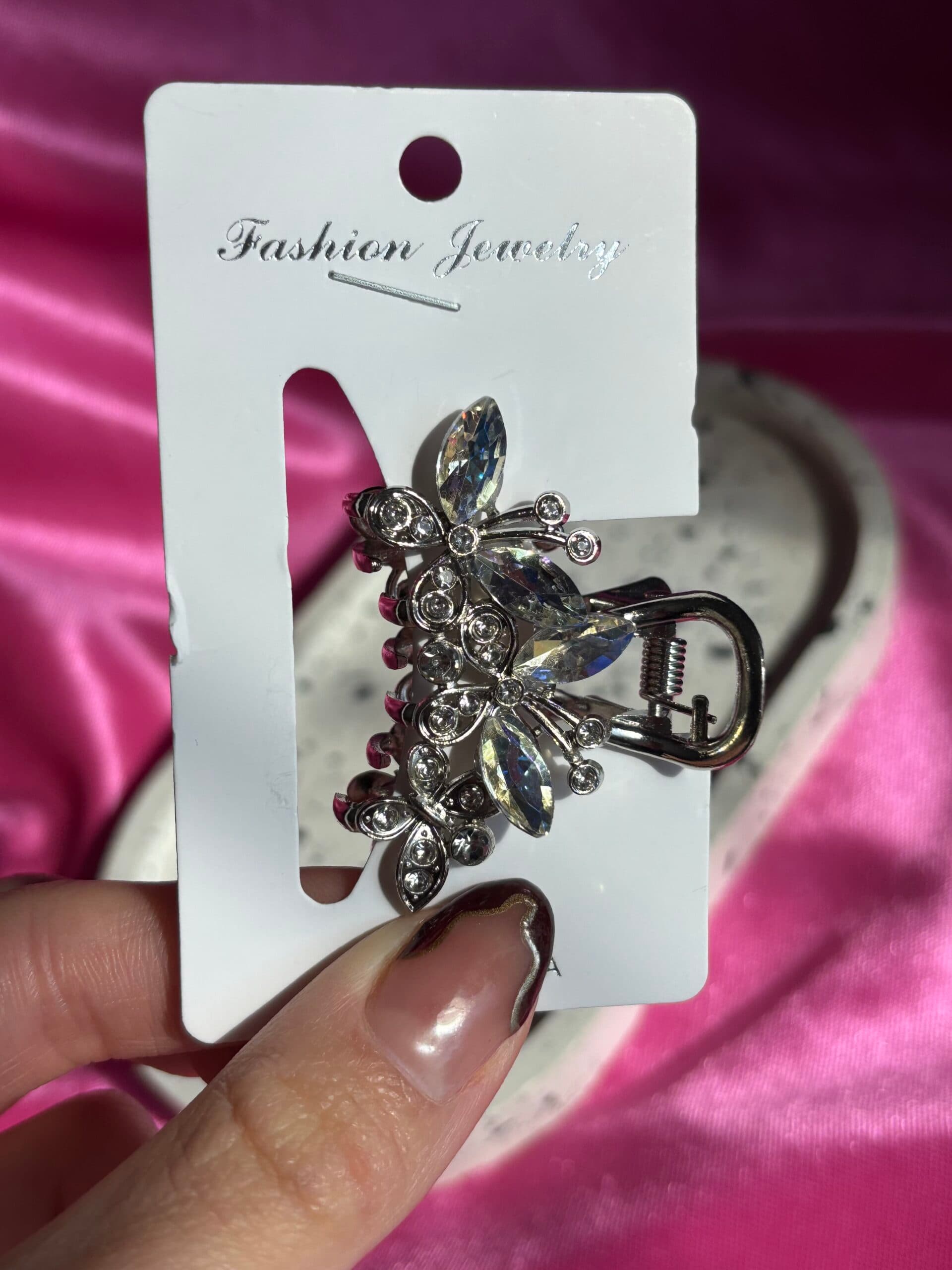 Broche con strass plateado